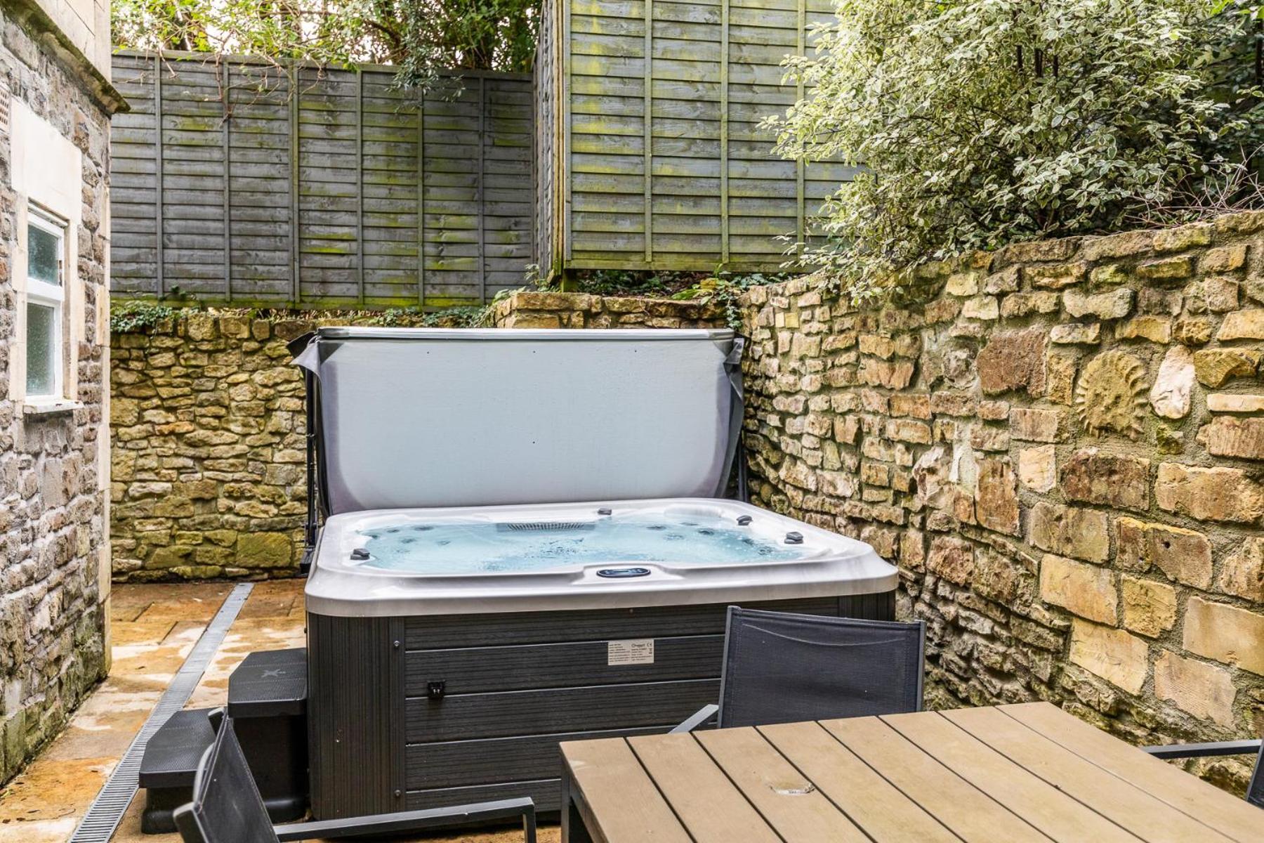 Locksbrook Lodge - Hot Tub - Spacious Outdoor Space バース エクステリア 写真