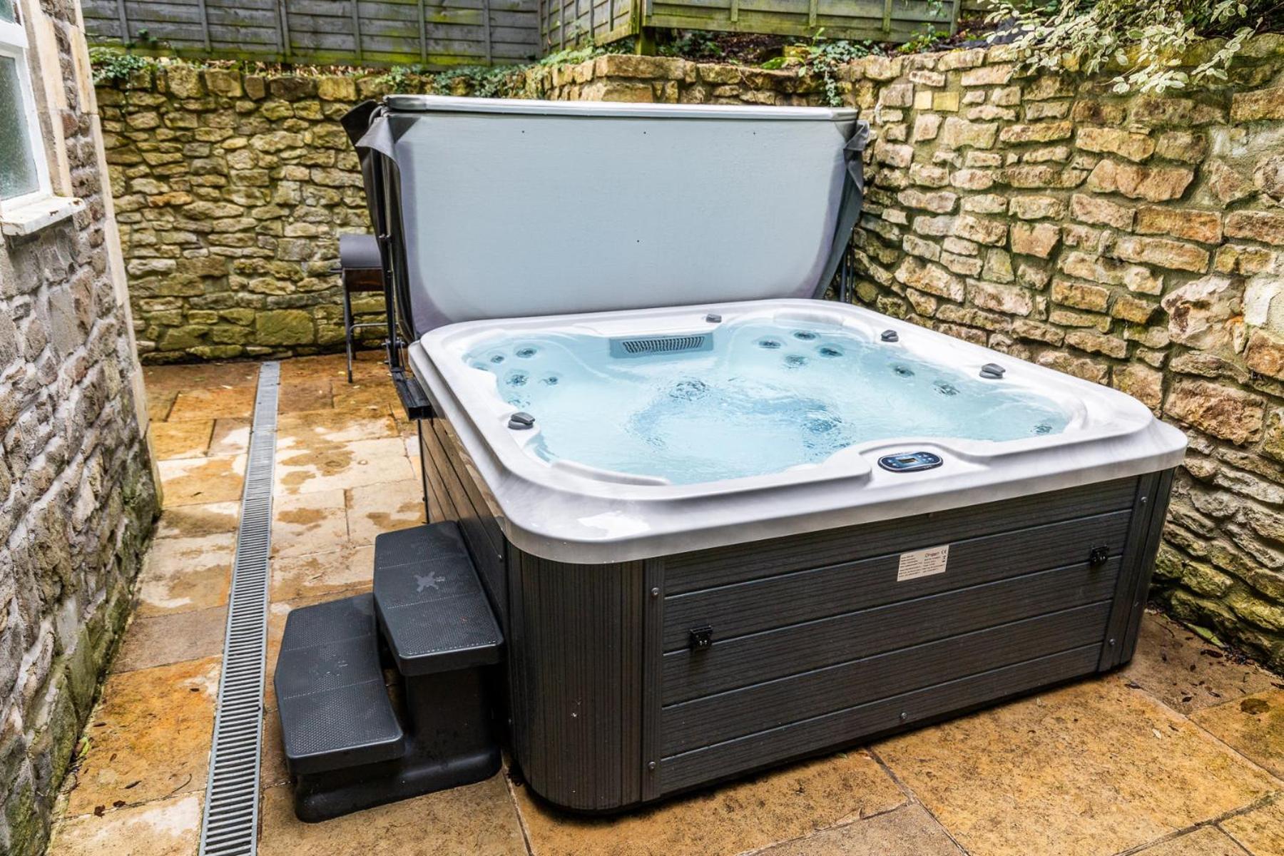 Locksbrook Lodge - Hot Tub - Spacious Outdoor Space バース エクステリア 写真